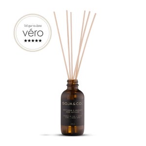Peut inclure: Un flacon diffuseur à roseaux en verre brun avec cinq bâtonnets en bois clair. L'étiquette noire porte le texte SOJA & CO. DIFFUSEUR À ROSEAUX REED DIFFUSER ÉCORCE DE PIN + CÈDRE PINE + CEDAR BARK 120 ML. Un badge circulaire indique Tel que vu dans Véro.