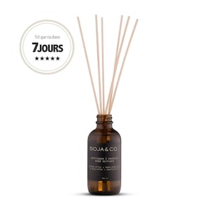 Peut inclure: Un flacon diffuseur à roseaux en verre brun avec une étiquette noire portant l'inscription SOJA & CO. DIFFUSEUR À ROSEAUX REED DIFFUSER EUCALYPTUS + PAMPLEMOUSSE EUCALYPTUS + GRAPEFRUIT 120 ML. Cinq bâtonnets en bois clair sortent du flacon.