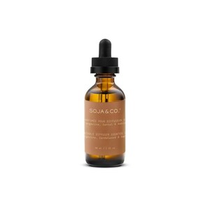 Peut inclure: Un flacon en verre ambré avec un bouchon compte-gouttes noir contenant de l'huile parfumée. L'étiquette indique SOJA & CO. PARFUMÉE POUR DIFFUSEUR PORTABLE Tangerine, Santal & Amber 30 ml / 1 fl oz. Le flacon est cylindrique et en verre translucide.