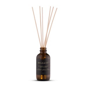 Peut inclure: Un flacon diffuseur en verre brun avec cinq bâtonnets en bois clair dépassant du goulot. L'étiquette noire porte le texte SOJA & CO., DIFFUSEUR À ROSEAUX REED DIFFUSER, TANGERINE, SANTAL & AMBRE, TANGERINE, SANDALWOOD & AMBER, 120 ML.