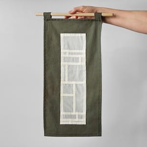Minimalistische Wanddekoration, Wandbehang, transparentes Muster, Moosgrün/Off-White Stoffbild Wallhanging, Patchworkkunst