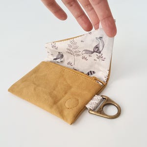 Kleine Geldbörse  mit Reißverschluss und Münzfach, Kartenfach sowie D-Ring zum Befestigen. Münzbörse, Minimalistisch, senfgelb, Fuchsmotiv