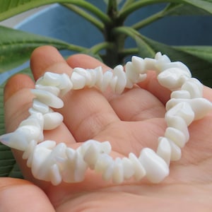 White Agate Chip Bracelet: Elastic Unisex Gemstone