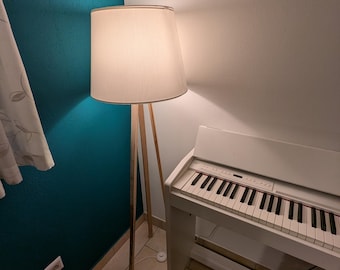 Lampa podłogowa trójnóg z dębu, klosz z naturalnego drewna