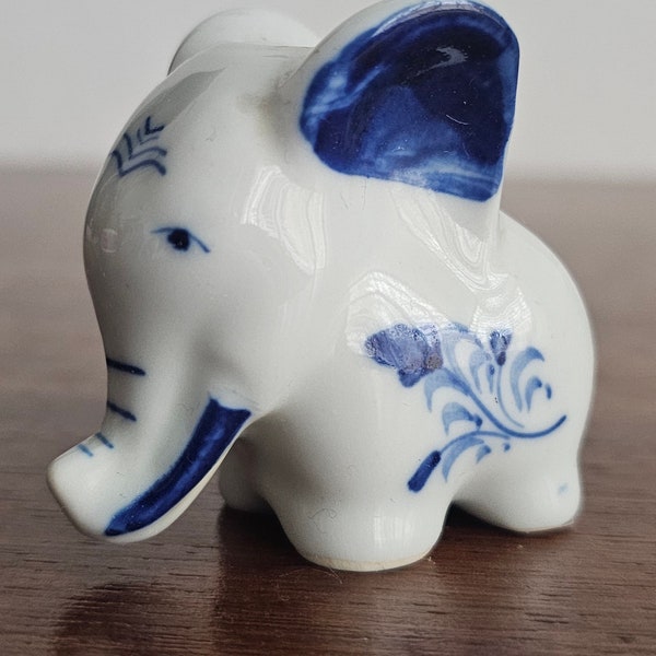 Figurine hollandaise d'éléphant bleu de Delft, floral bleu peint à la main, vase à tige unique/porte cure-dents/ornement miniature en porcelaine.