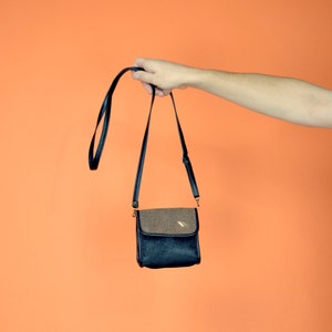 Bolso bandolera vintage clásico de piel de color negro de los años 80 {A48}