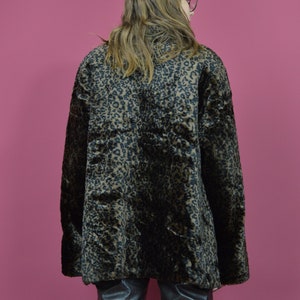 Vintage dark brown cheetah print faux fur coat W12 imagem 3