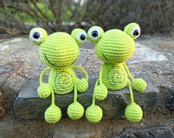 Froggy Frog /  Crochet frog / Car toy / Tiny gift / Action Toys /  Water animals / Toddler Toy