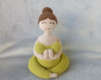 Fille yogi / Figurine yoga au crochet / Cadeau amigurumi / Décoration de maison pour statue de pose de yoga / Cadeau professeur de yoga / Grande taille / Figurine yoga zen