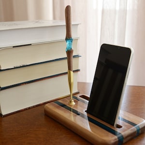 Docking station Gepersonaliseerd kantoorcadeau Houthars pen telefoon en kaarthouder staan Kantoor bureau decor cadeau