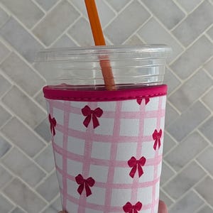 Bow and Checker Coffee Cup Sleeve Cozie || Coffee Sleeve || Drink Cozie || Cute Girlie Coffee Sleeve | Drink Holder || Coffee Lover  Gift