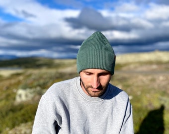 'Navale' hat with brim, knitted beanie with cuff, pastel colors for autumn