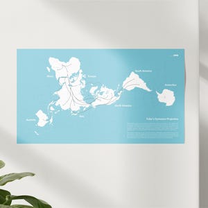 Puede incluir: Un póster azul claro con un mapa del mundo con continentes blancos y líneas negras. El mapa está etiquetado con continentes y el texto "Fuller's Dymaxion Projection". El póster está colgado en una pared blanca.