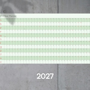 Könnte beinhalten: Ein 2027 Jahresplaner-Wandkalender mit horizontalem Rasterlayout. Die Monate von Januar bis Dezember sind links in roter Schrift aufgeführt, mit den entsprechenden Tagen in einem hellgrünen und weißen Raster. Der Text 2027 / Year Planner steht oben.