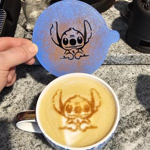 Stitch Coffee Stencil – Modelo de Latte Art para Cappuccino, Cacau e Matcha | Presente Lilo e Stitch | Acessórios para baristas da Disney