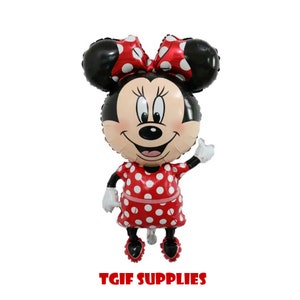 Puede incluir: Globo de aluminio rojo y negro con forma de personaje de dibujos animados con orejas grandes, un lazo rojo y un vestido rojo con lunares blancos. El personaje sonr&iacute;e y tiene una cara blanca con ojos negros y una nariz negra. El globo est&aacute; de pie y tiene un fondo blanco.