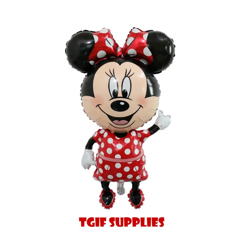 Puede incluir: Globo de aluminio rojo y negro con forma de personaje de dibujos animados con orejas grandes, un lazo rojo y un vestido rojo con lunares blancos. El personaje sonr&iacute;e y tiene una cara blanca con ojos negros y una nariz negra. El globo est&aacute; de pie y tiene un fondo blanco.