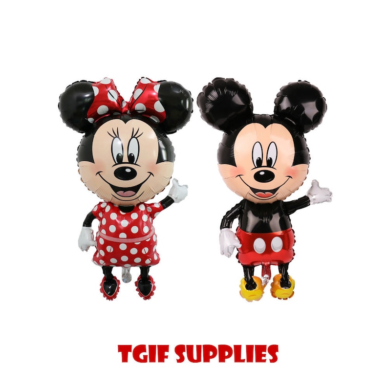 Puede incluir: Dos globos de Mickey Mouse y Minnie Mouse de color rojo y negro. Minnie Mouse lleva un vestido rojo de lunares con un lazo rojo. Mickey Mouse lleva pantalones cortos rojos con botones negros.
