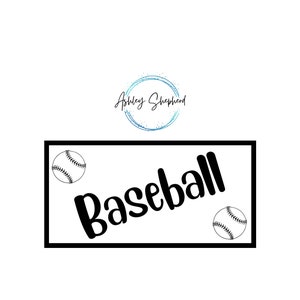 Puede incluir: Diseño gráfico en blanco y negro con la palabra "Baseball" en una fuente en negrita y cursiva. Dos pelotas de béisbol están a cada lado de la palabra.