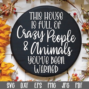 Dit huis zit vol met gekke mensen en dieren SVG-bestand - grappig rond bord SVG - ronde deurhanger - ronde houten bord ontwerp - ronde deurbord