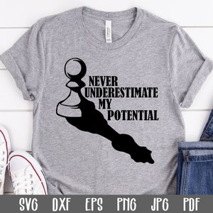 Könnte beinhalten: Ein graues T-Shirt mit dem Text "NEVER UNDERESTIMATE MY POTENTIAL" und einer schwarzen Schachfigur-Grafik. Das Shirt wird mit blauen Jeans und weißen Turnschuhen kombiniert. Das Bild enthält auch SVG-, DXF-, EPS-, PNG-, JPG- und PDF-Dateiformatsymbole.