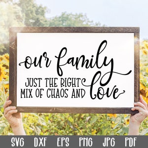 Onze familie - precies de juiste mix van chaos en liefde SVG-bestand - familie SVG-bestand - familie teken gesneden bestand - snijbestanden - boerderij teken Svg