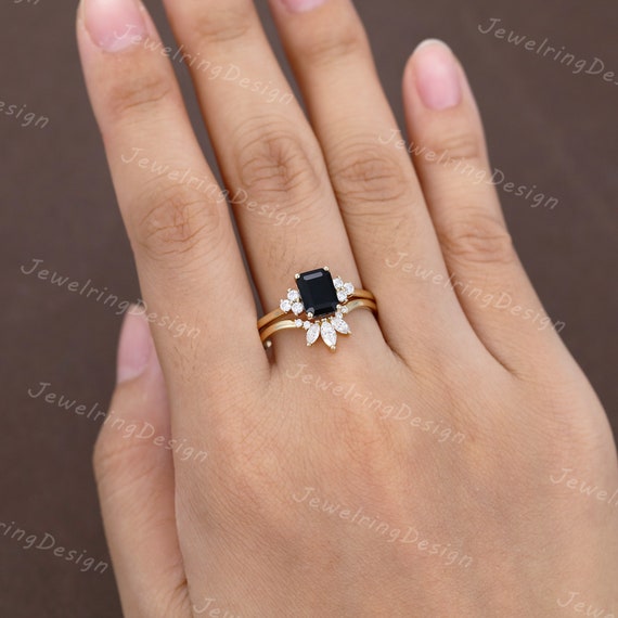 Anillo de compromiso con zafiro negro de talla esmeralda en oro
