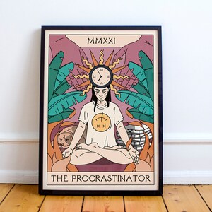 O Procrastinador. Procrastinador. Preguiça. Carta de tarô. Magia. Esotérico. Arte de ilustração. A2 - Pôster de arte de parede 42x59,4 cm de Adela Madej