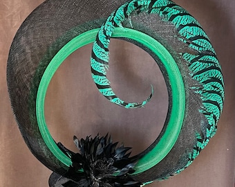 Außergewöhnlicher handgefertigter Fascinator mit Federbesatz - für Hochzeiten oder Pferderennen - in schwarz und grün. Ascot fertig.