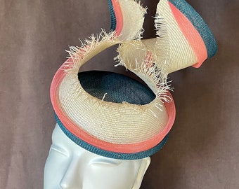 Lockiger Fascinator in Blaugrün, Koralle und Elfenbein für einen lustigen und einzigartigen Look