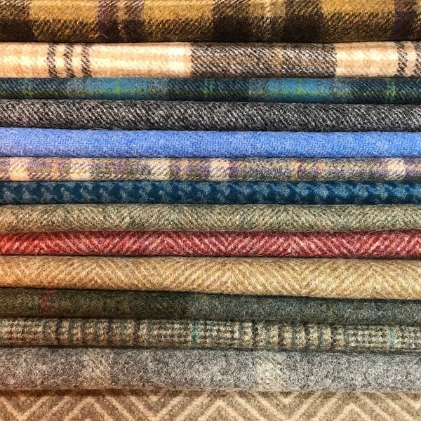 Les chutes de tissu de laine sont idéales pour le patchwork ou les travaux manuels au Royaume-Uni. Au moins 9 po x 10 po.