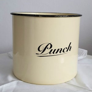 Peut inclure: Un bol à punch en émail blanc avec un bord noir et le mot "Punch" écrit en lettres cursives noires.