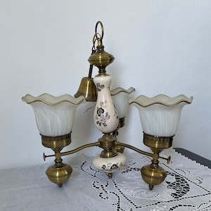 Lustre vintage en porcelaine avec grands abat-jour en verre