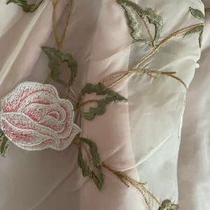 1950s embroidered coverlet| vintage 50s coverlet