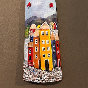 Stadt auf dem Hügel (Acrylfarbe auf kleinem spanischen Dachziegel) Wandkunst