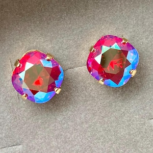 Peut inclure: Une paire de boucles d'oreilles clous en or avec des pierres carrées iridescentes rouge et bleu.