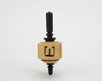 Dreidel - pião de Hanukkah girado à mão