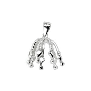 Op de afbeelding: Zilveren hanger in de vorm van een kroon met een getextureerd oppervlak en vijf punten.
