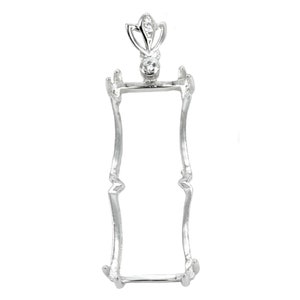Puede incluir: Engaste de plata para colgante con un diseño delicado y ornamentado. El engaste presenta una abertura rectangular para una piedra u otro adorno, y está adornado con pequeñas piedras de circonita cúbica transparentes.