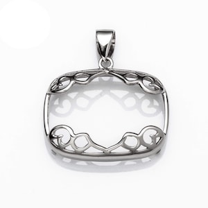 Peut inclure: Pendentif en argent avec un design ajouré carré. Le pendentif présente un motif délicat et complexe de volutes et de boucles.