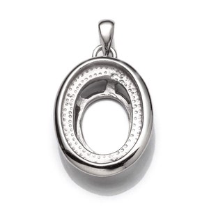 Colgante ovalado con engaste en bisel ovalado y enganche en plata de ley de 12 x 17 mm MTP266