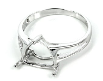 Puede incluir: Engaste de anillo de plata con un bisel redondo para una piedra preciosa. El engaste tiene un diseño delicado y calado.