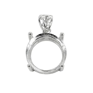 Könnte beinhalten: Silberner Anhänger-Fassung mit runder Zarge und filigranem Öse. Die Fassung ist für einen runden Edelstein oder Cabochon ausgelegt.