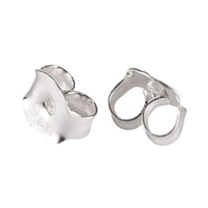 Pode incluir: Duas travas de brinco de prata, também conhecidas como travas de brinco, são mostradas. As travas de brinco são feitas de metal e têm um acabamento liso e brilhante.