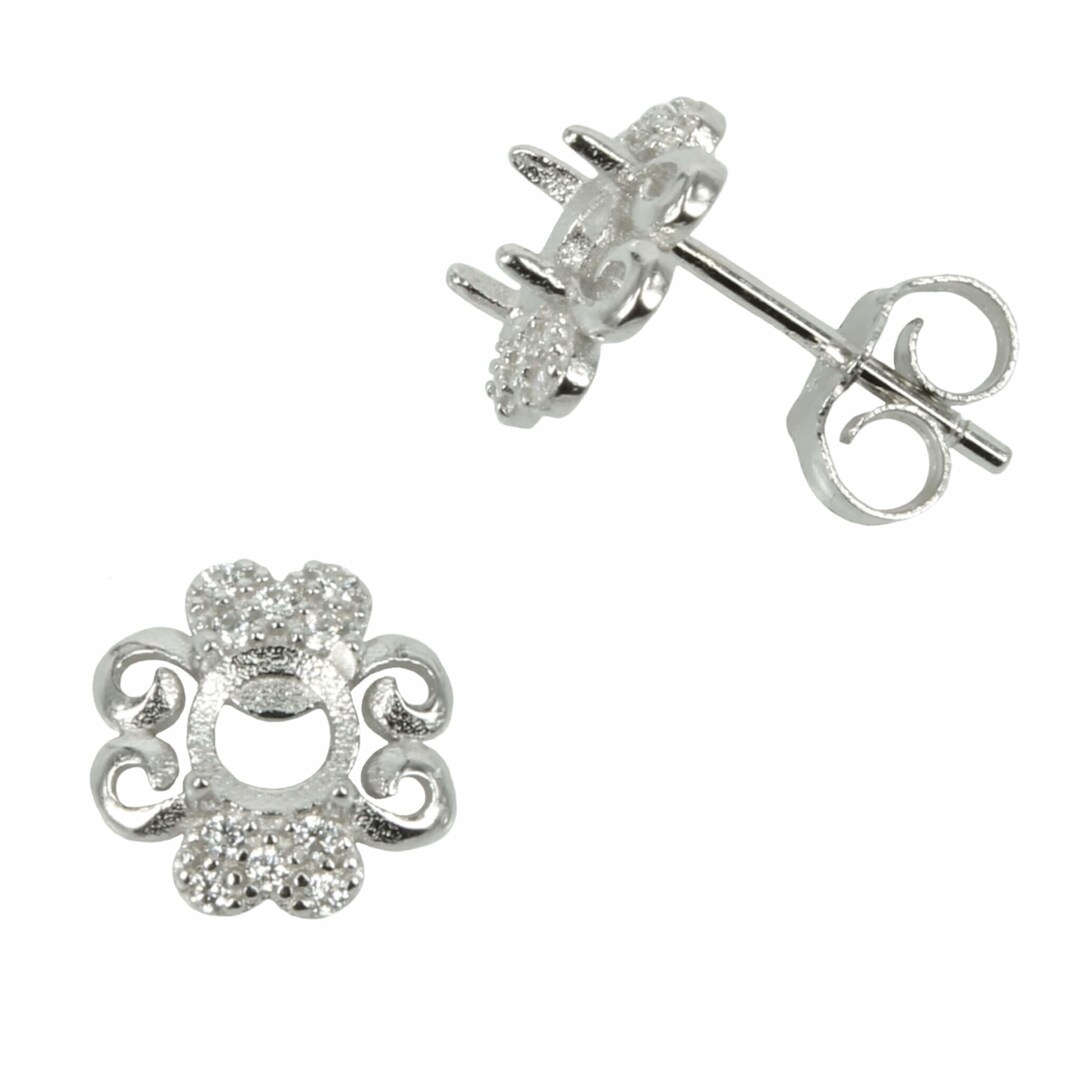 Clover Stud Earring With Round Prong Mounting in Sterling Silver