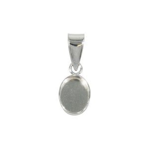 Op de afbeelding: Zilveren hanger met een ronde bezel-setting voor een cabochon-steen. De hanger heeft een lus om aan een ketting of koord te bevestigen.