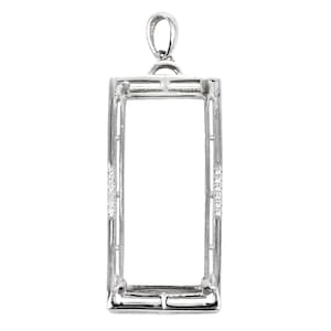 Könnte beinhalten: Ein silberner Anhänger mit einem rechteckigen Rahmen und kleinen, klaren Steinen an den Seiten. Der Rahmen ist offen und bereit, ein Foto oder ein anderes Erinnerungsstück aufzunehmen.