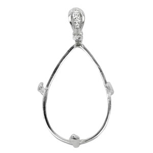 Peut inclure: Serre de pendentif en argent en forme de larme avec une bordure lisse et arrondie et une bélière décorative. Le sertissage est conçu pour recevoir une pierre précieuse ou un autre ornement.