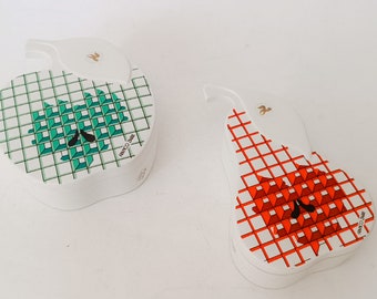 Dos cajas de cerámica vintage diseñadas por la perfumería Franco Zarri manzana pera rojo verde estilo memphis años 90