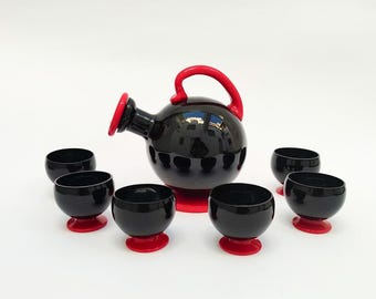 Napoleon Martinuzzi rosolio set van Murano glas, 6 glazen en een rood-zwarte Venini fles.